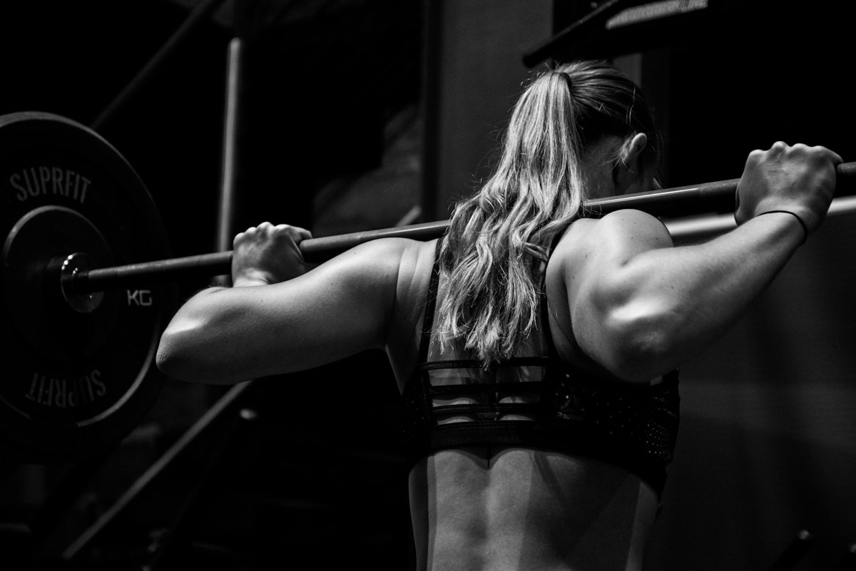 Atleta con il bilanciere sulle spalle